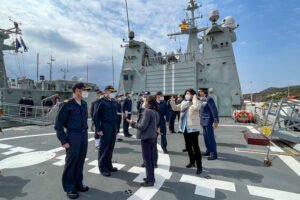 Lee más sobre el artículo La ministra de Defensa visita en Creta los barcos españoles integrados en las Fuerzas Navales Permanentes de la OTAN
