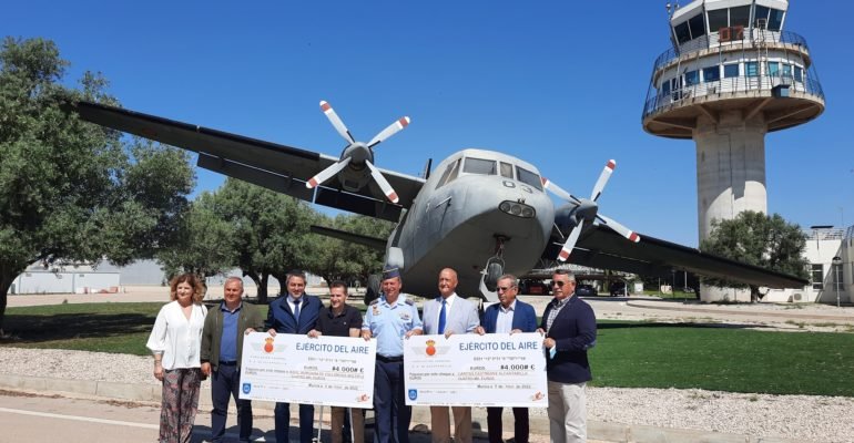 En este momento estás viendo AMDEM y Cáritas Castrense reciben los 8.000 euros recaudados en la Carrera Popular de la Base Aérea