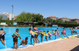 Lee más sobre el artículo Los cursos de natación de la Concejalía de Deportes agrupan a cerca de 400 alumnos