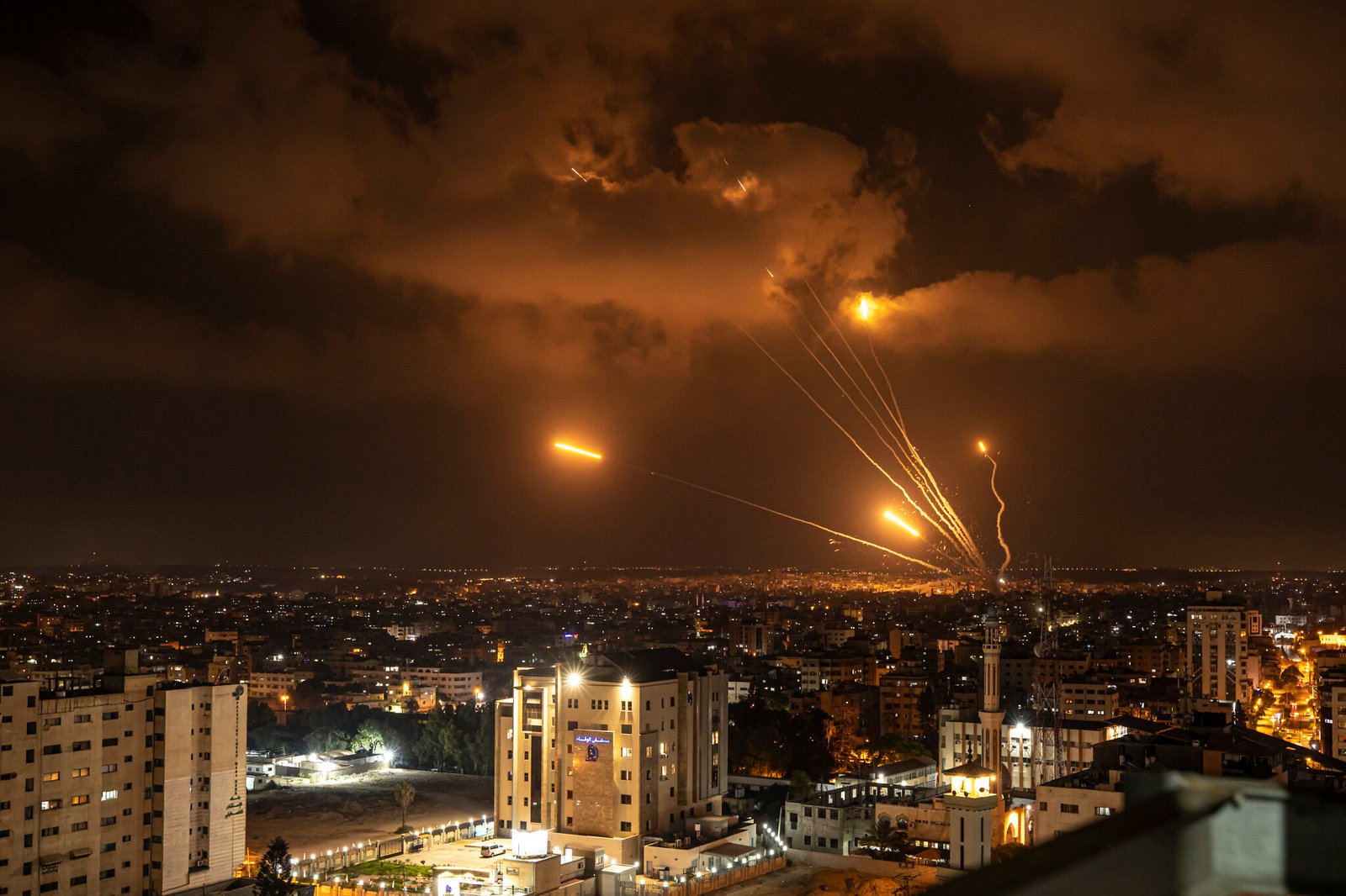 En este momento estás viendo Resistencia palestina lanza cohetes y fuego de mortero contra objetivos israelíes mientras “Israel” sigue sus ataques en Gaza