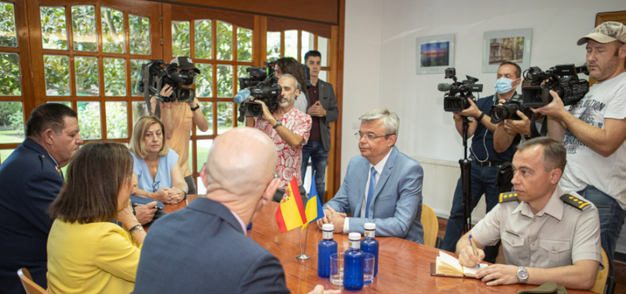en la Embajada de Ucrania tuvo lugar la reunión de la Ministra de Defensa de España Sra. Margarita Robles Fernández con el Embajador Serhii Pohoreltsev.