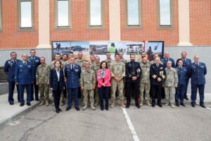 Lee más sobre el artículo Robles visita a los militares ucranianos que reciben instrucción militar en Zaragoza y reitera su firme apoyo al país