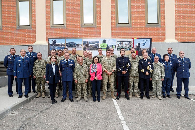 En este momento estás viendo Robles visita a los militares ucranianos que reciben instrucción militar en Zaragoza y reitera su firme apoyo al país
