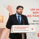 López Miras anuncia que “el bono de ayuda a las hipotecas será un pago de 300 euros” para familias con rentas por debajo de la media